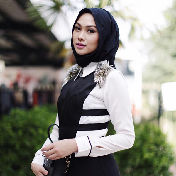 Artis Malaysia Memakai Baju Jaket